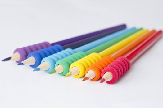 colored pencils in colours of the rainbow order