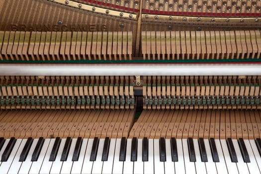 a look into the inside of a piano