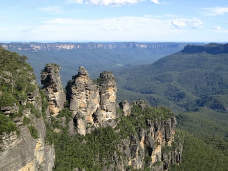 the three sisters in the blue mountains national park of australia