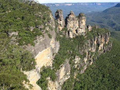 the three sisters in the blue mountains national park of australia