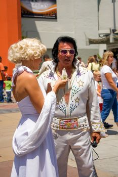 LOS ANGELES - MAY 27: Elvis Presley and Marilyn Monroe Impersonators on Hollywood Blvd., May 27, 2009 in Hollywood, CA