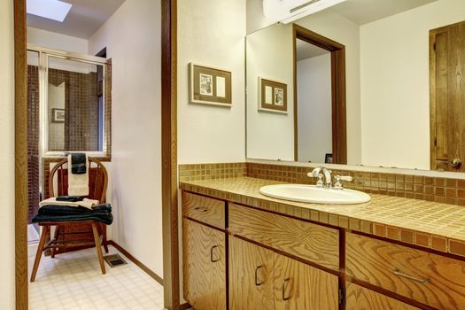 Simple browns and white bathroom.