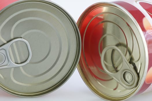 Close-up of two cans lying to show the cover with the opening system