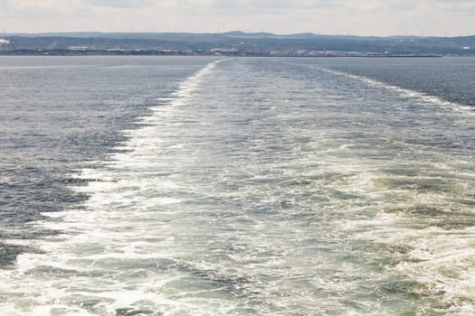 Boat leaving the coast - View of the skyline