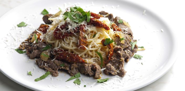 spaghetti with beef meat and dried tomatoes