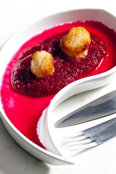 fried Saint Jacques molluscs on mashed red beet