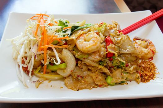 Thai Pad Kee Mao Rice Noodle with Prawns and Vegetable Dish 
