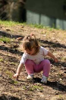 Photo shows the little girl who found bird feathers. (1)