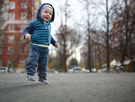 The first independent steps of the kid. Natural colors, shallow dof.