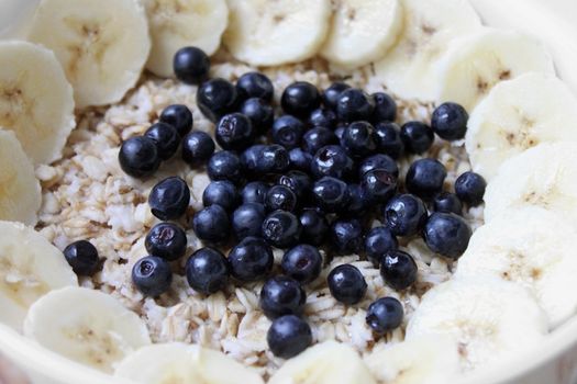 oatmeal porridge with bilberries and banana