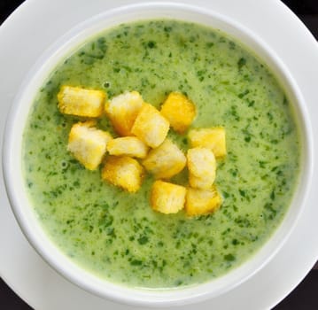 Spinach soup with biscuits