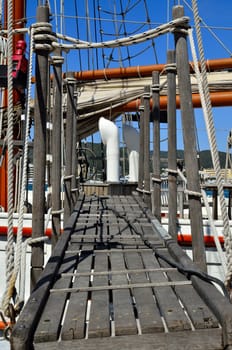 Escalera de acceso al velero