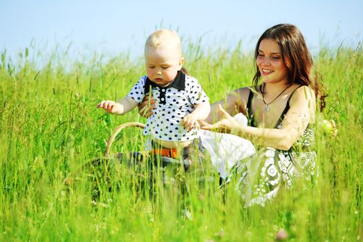  picnic of happy family on green grass