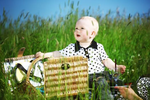 picnic of happy family on green grass