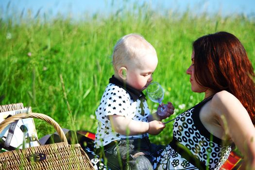 picnic of happy family on green grass