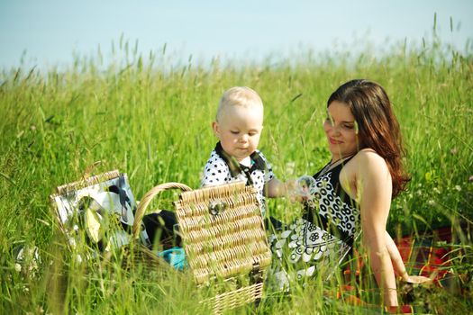 picnic of happy family on green grass