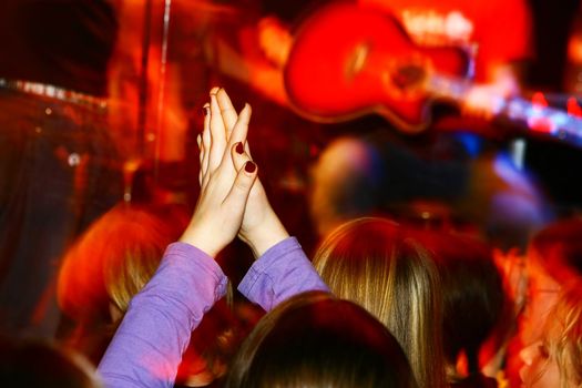 people at a concert applaude an Band, motioneffect!