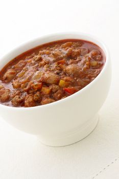 Chili beans made with kidney beans, lean ground beef, Chili powder, tomato paste and other delicious ingredients, this great chili recipe can be seasoned to taste to create a mildly flavored dish.