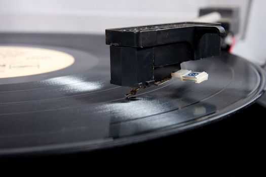 old turntable player whit vinyl disc on it