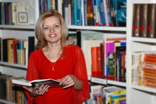 woman in library looking for books