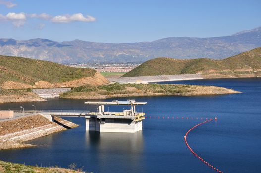 Diamond Valley Lake dam is located in the town of Hemet, California.