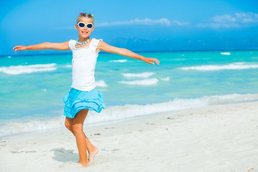 Cute teens girl in sunglasses relax ocean background