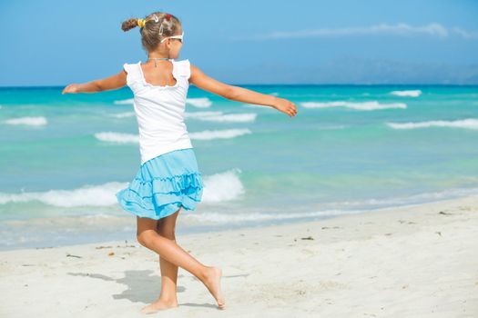 Cute teens girl in sunglasses relax ocean background