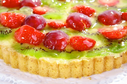 Cake with strawberries, grapes and kiwis