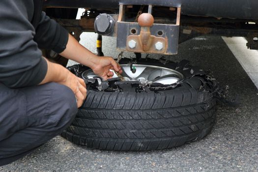 changing the wheel after a tire explosion