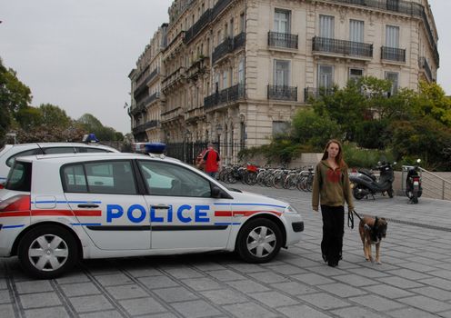 young woman walking withe her dog in a city
