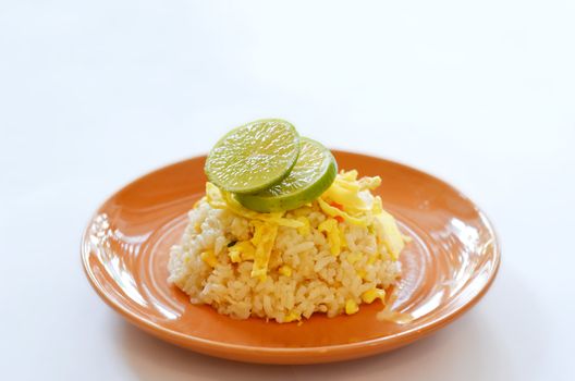  fried rice served with omelet  slice and lemon slice