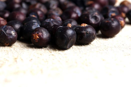 dried juniper berries