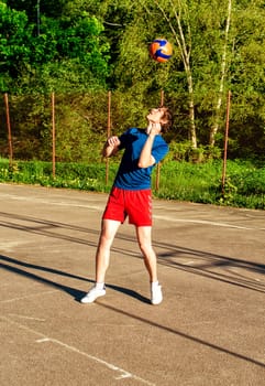 Guy is training with the ball on the court