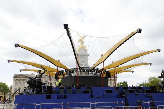 LONDON, UK, Friday 1 June 1, 2012. Preparation and decoration of the Mall and Buckingham Palace for the Queen's Diamond Jubilee main celebrations which will be held during the Central Weekend from June 2 to June 5, 2012.