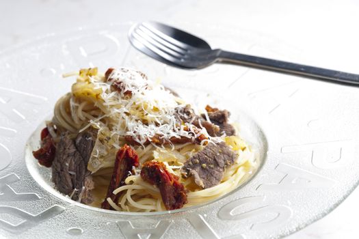 spaghetti with beef meat and dried tomatoes