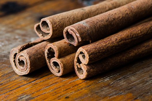 Close up bunch cinnamon sticks on dark wooden table