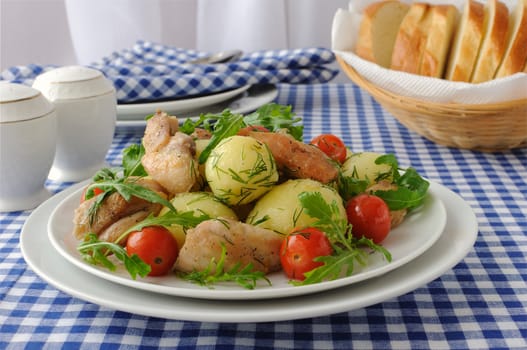 Boiled potatoes with chicken, arugula and tomato