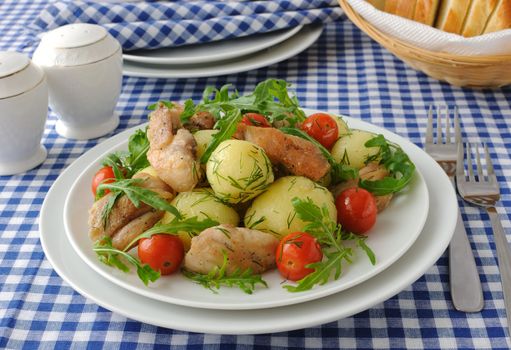 Boiled potatoes with chicken, arugula and tomato