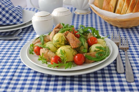  Boiled potatoes with chicken, arugula and tomato