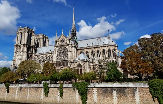 Notre Dame (Paris) along the Seine river