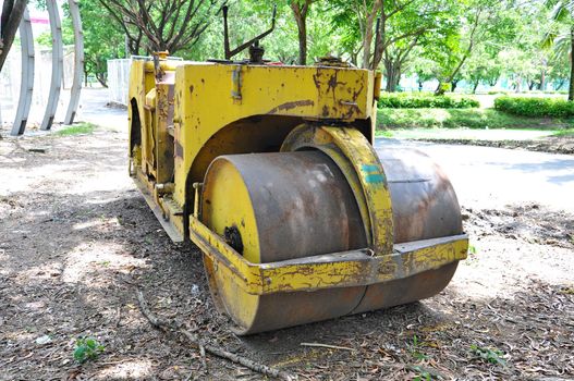 Yellow steamroller 