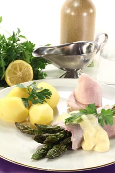 green asparagus with ham and hollandaise sauce