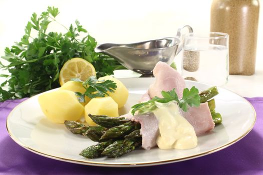 green asparagus with ham and hollandaise sauce