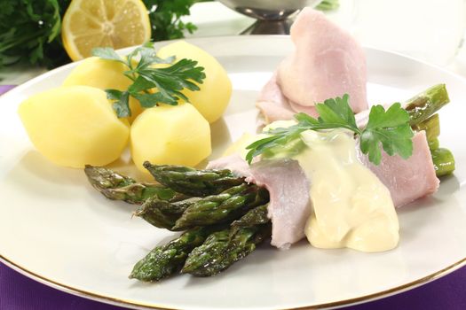 green asparagus with ham and hollandaise sauce