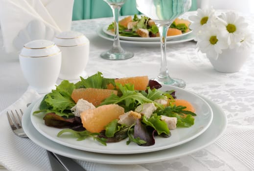  Salad of fresh salad mix with chicken and grapefruit