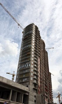 Construction of a monolithic high-rise building tower cranes