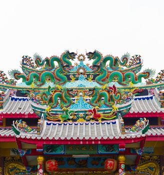 dragon statue on chinese temple roof
