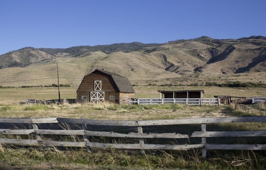 a brown barn in teh country