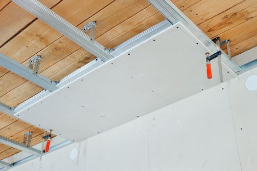 Installation of false ceiling of gypsum board
