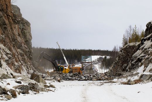 Construction of roads in difficult circumstances through the rock in northern Russia